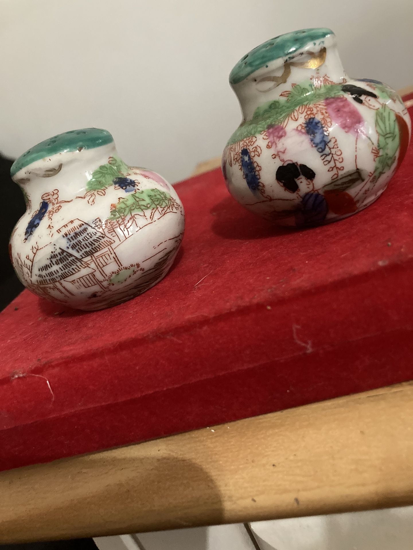 Antquie Pair Of Porcelain Kutani Salt & pepper Shakers From Japan
