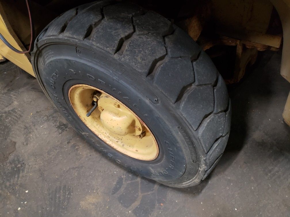 Cat v40c forklift 4000 lb only 1287 original hours almost new air tires turn key