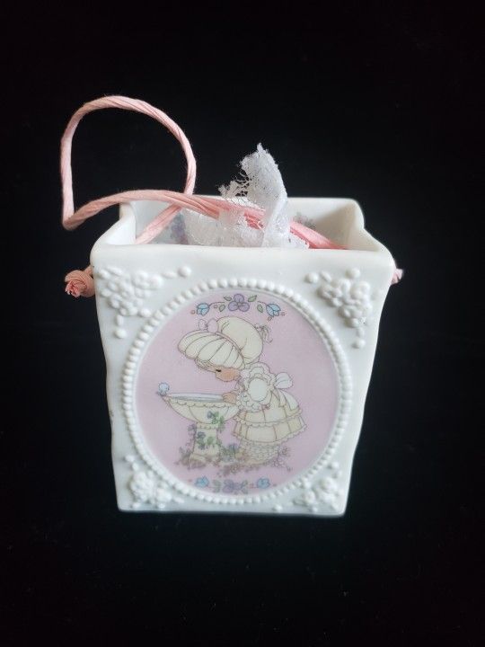 1993 Enesco Precious Moment Porcelain Mini Gift Box with dryed flowers
