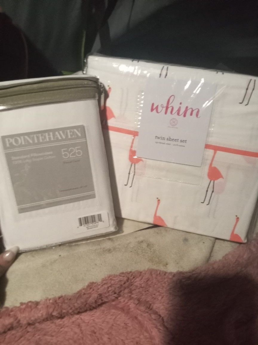 Twin White/ Pink Flamigo sheet set with extra White pillow cases