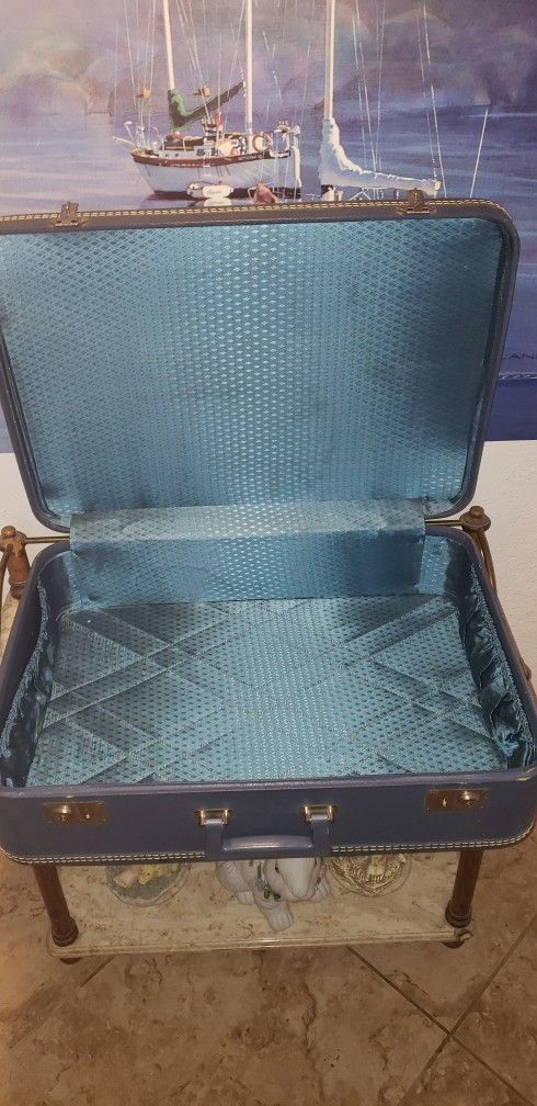 VINTAGE SET OF LUGGAGE