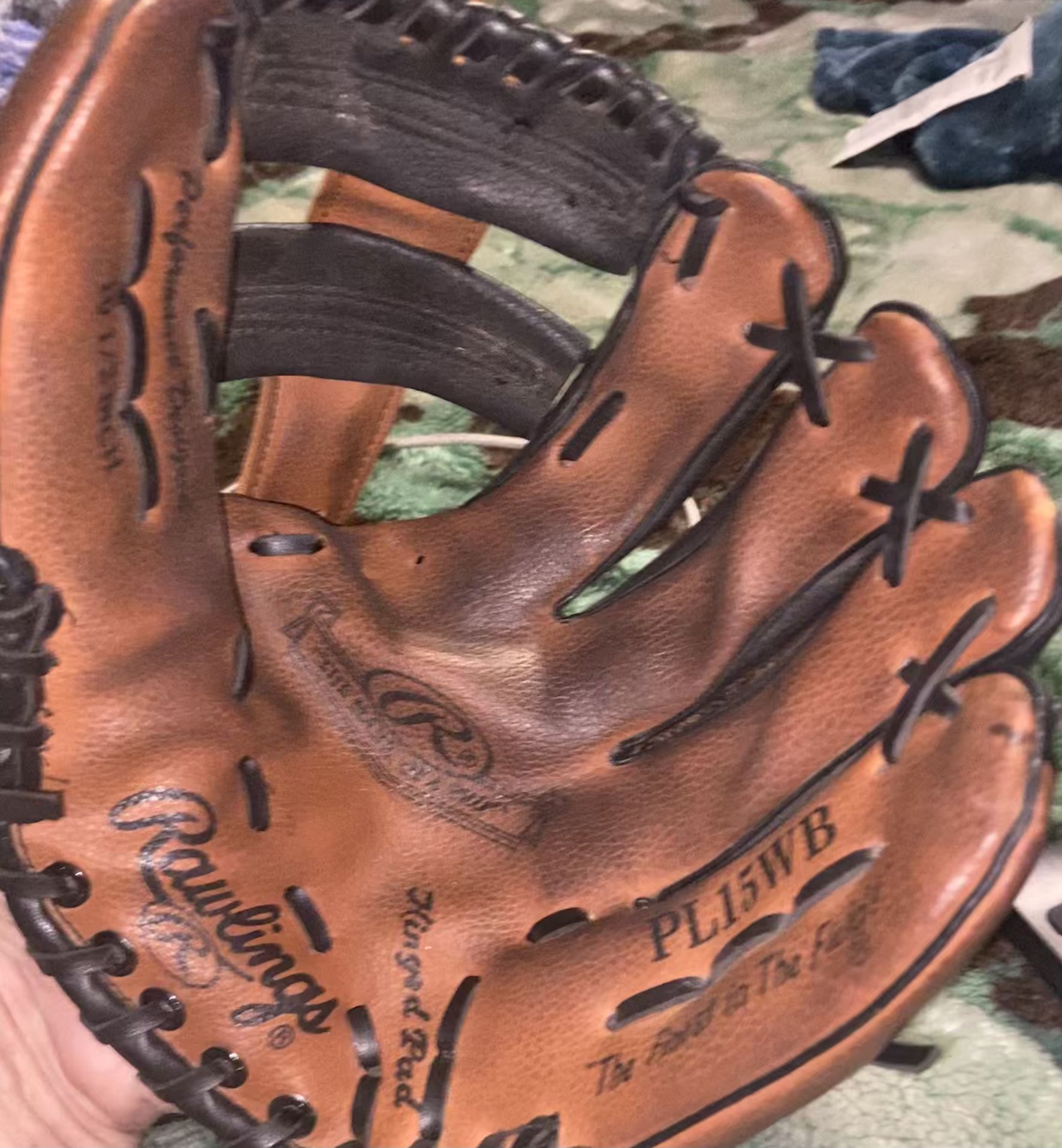 Gently used Rawlings PL15WB Baseball Glove 10 1/2” Genuine Leather Mitt Players Series RHT in great 