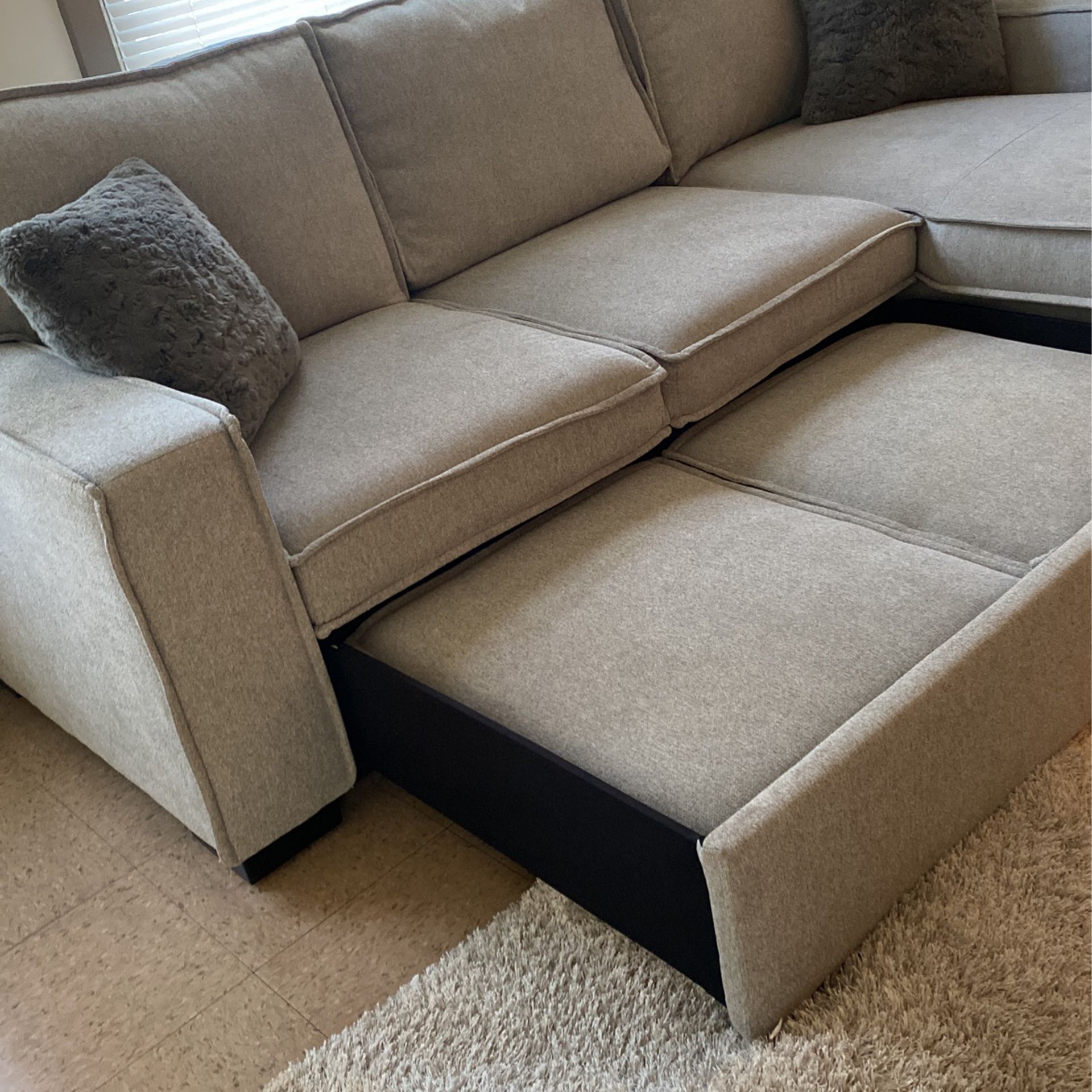 Left Arm Facing Sectional W/ Pillows Included 
