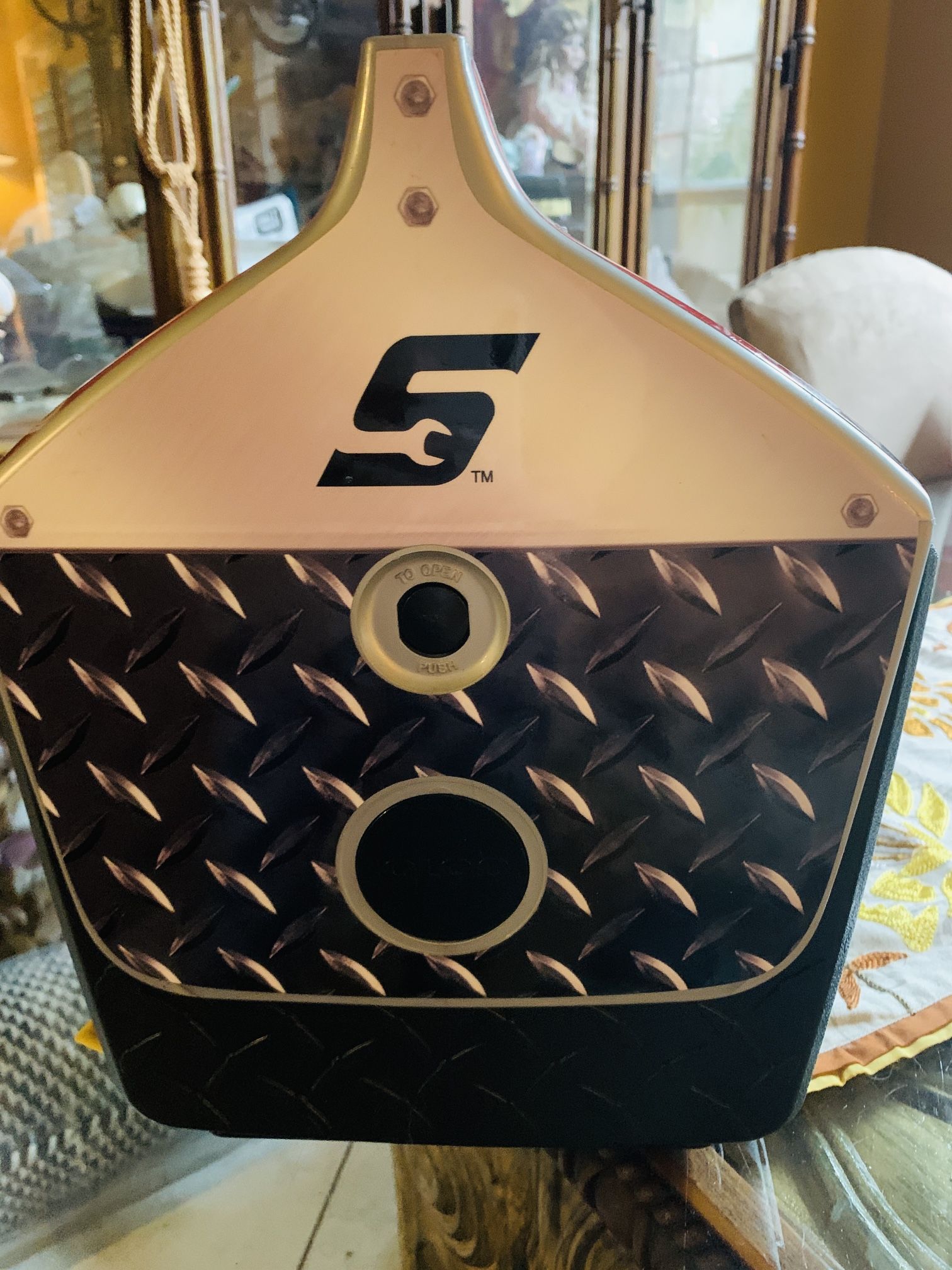 Snap-on igloo sliding collaboration cooler
