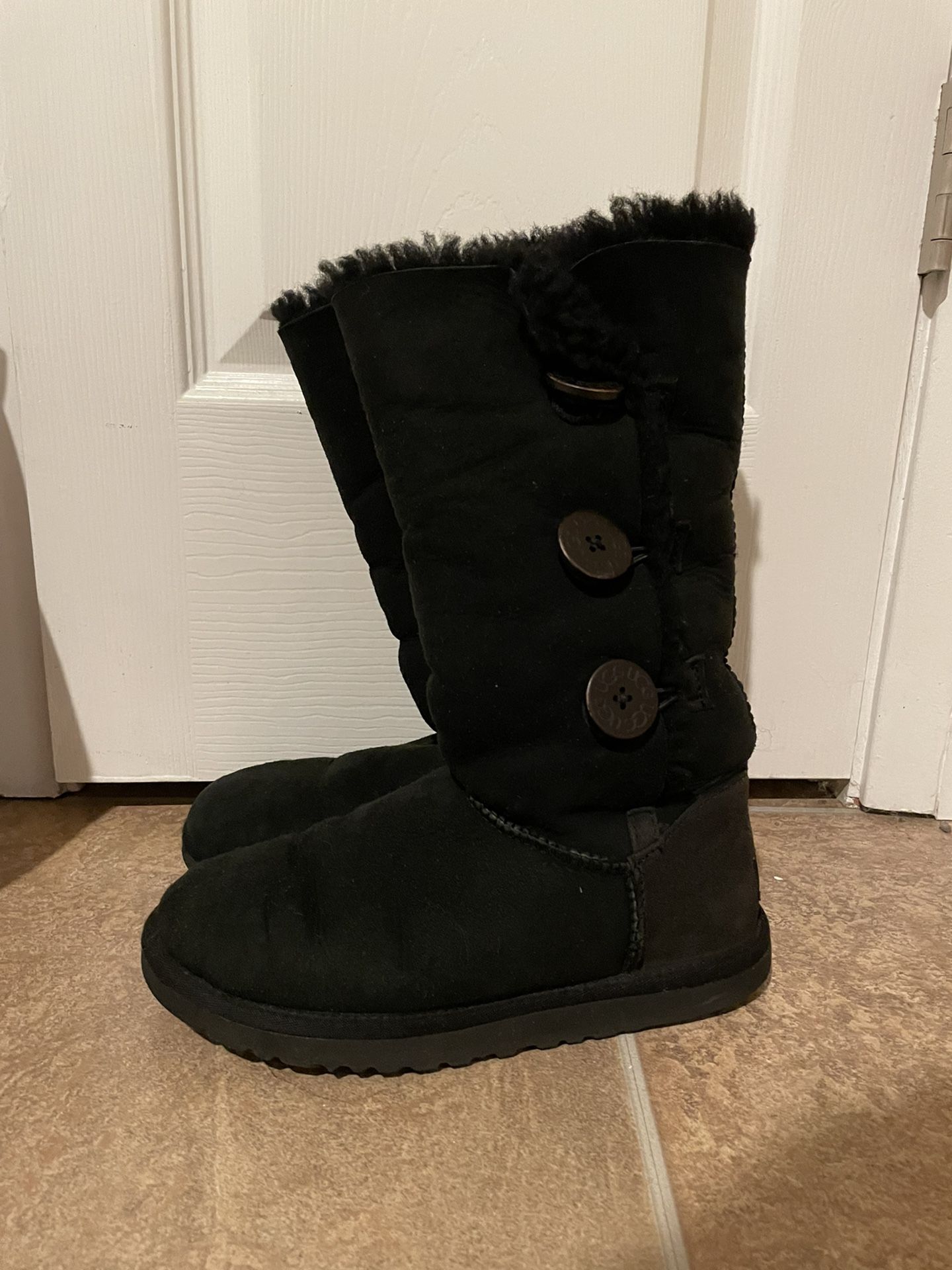 Women’s Bailey Button Ugg Boots Size 6