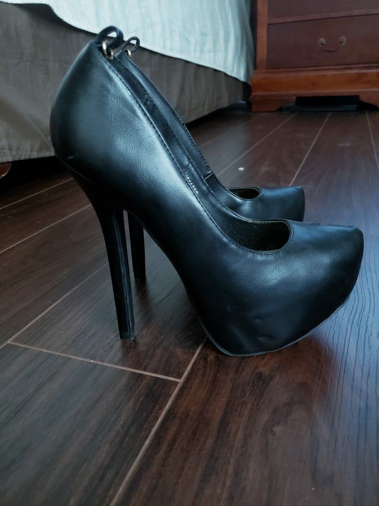 Charlotte Russe pumps size 6