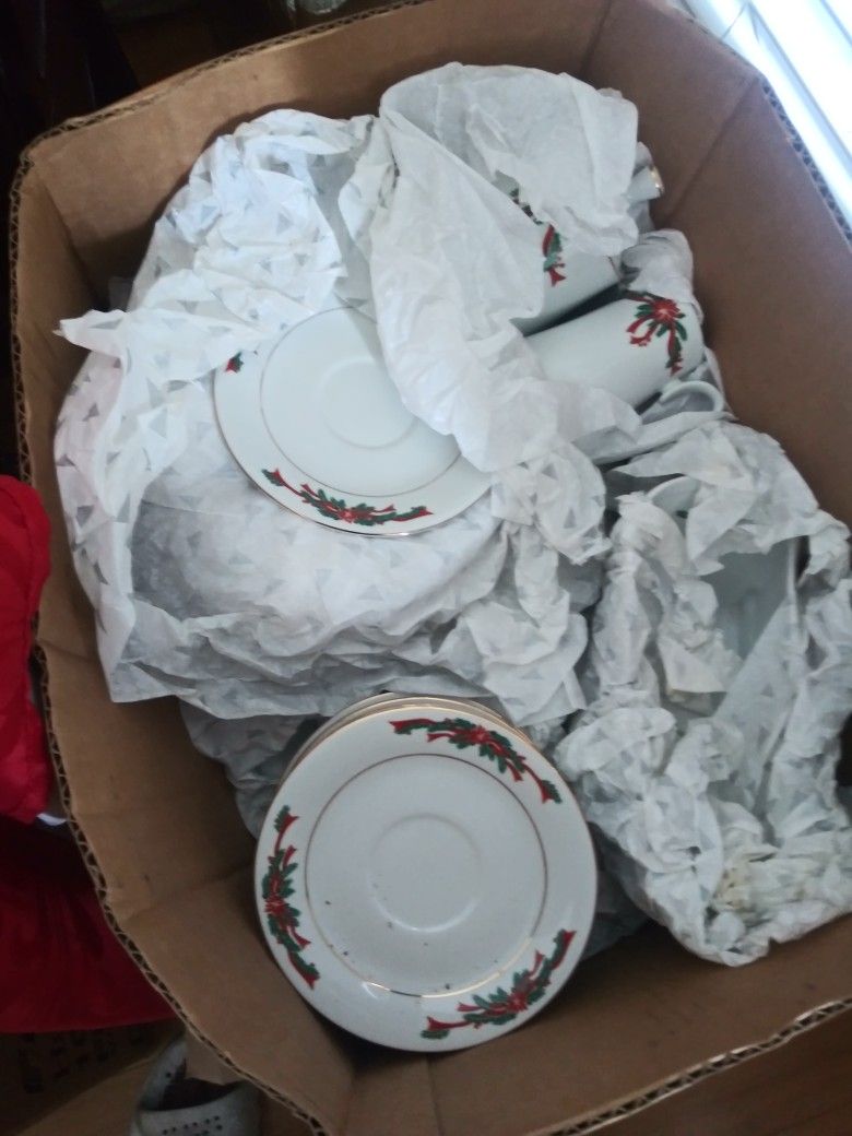 Complete Set Of Christmas Plate Wear.