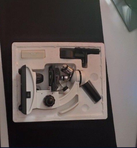 BIOLOGY MICROSCOPE FOR SCHOOL OR PROFESSIONAL USE. 
