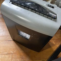 Medium size paper shredder for sale Thumbnail
