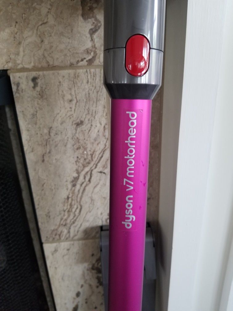 Dyson V6 Motorhead Cord Free Vacuum