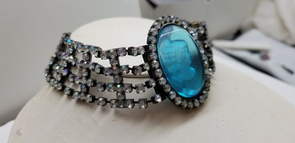 Benchmark Victorian Choker