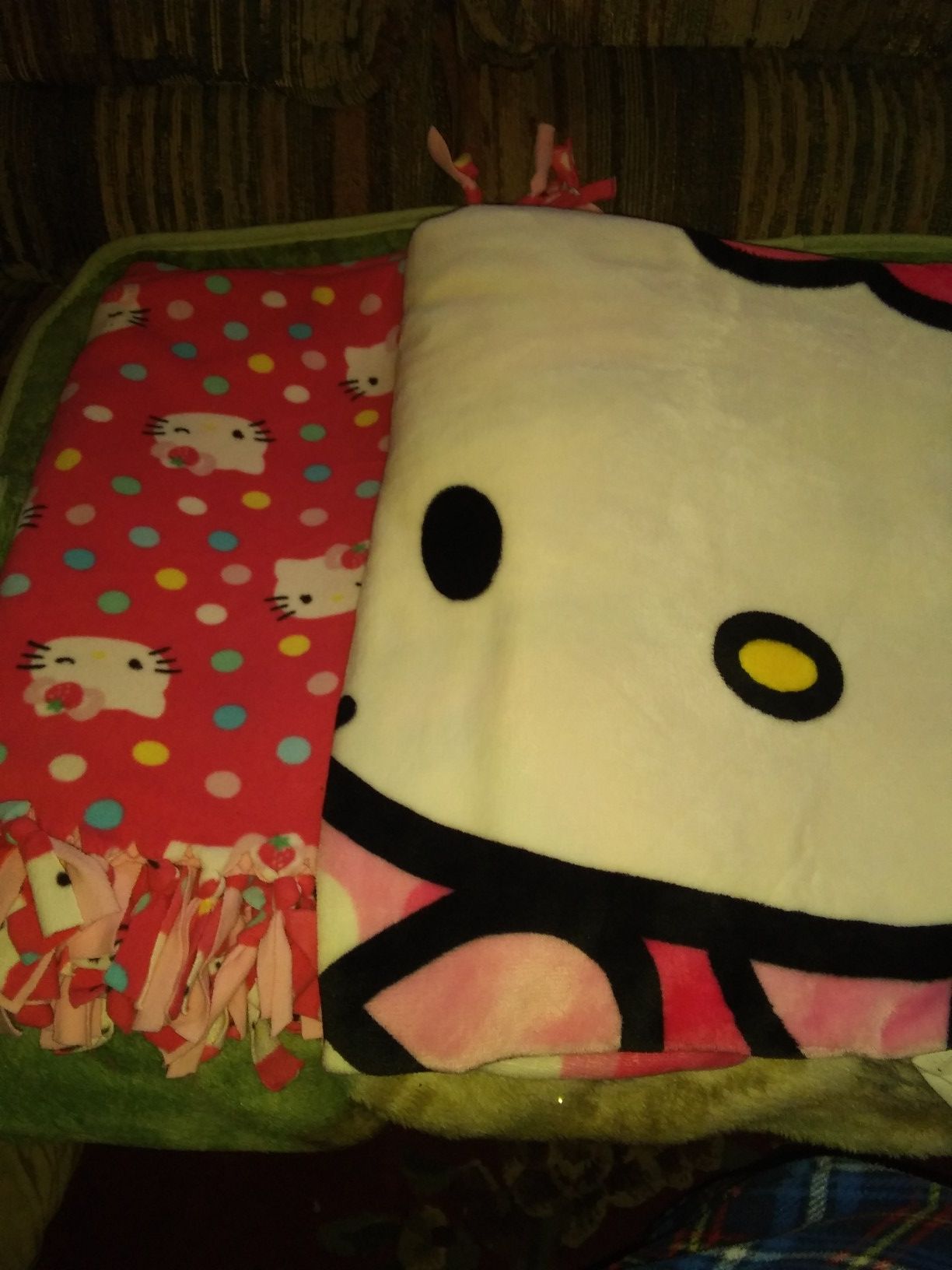 2 hello kitty blankets