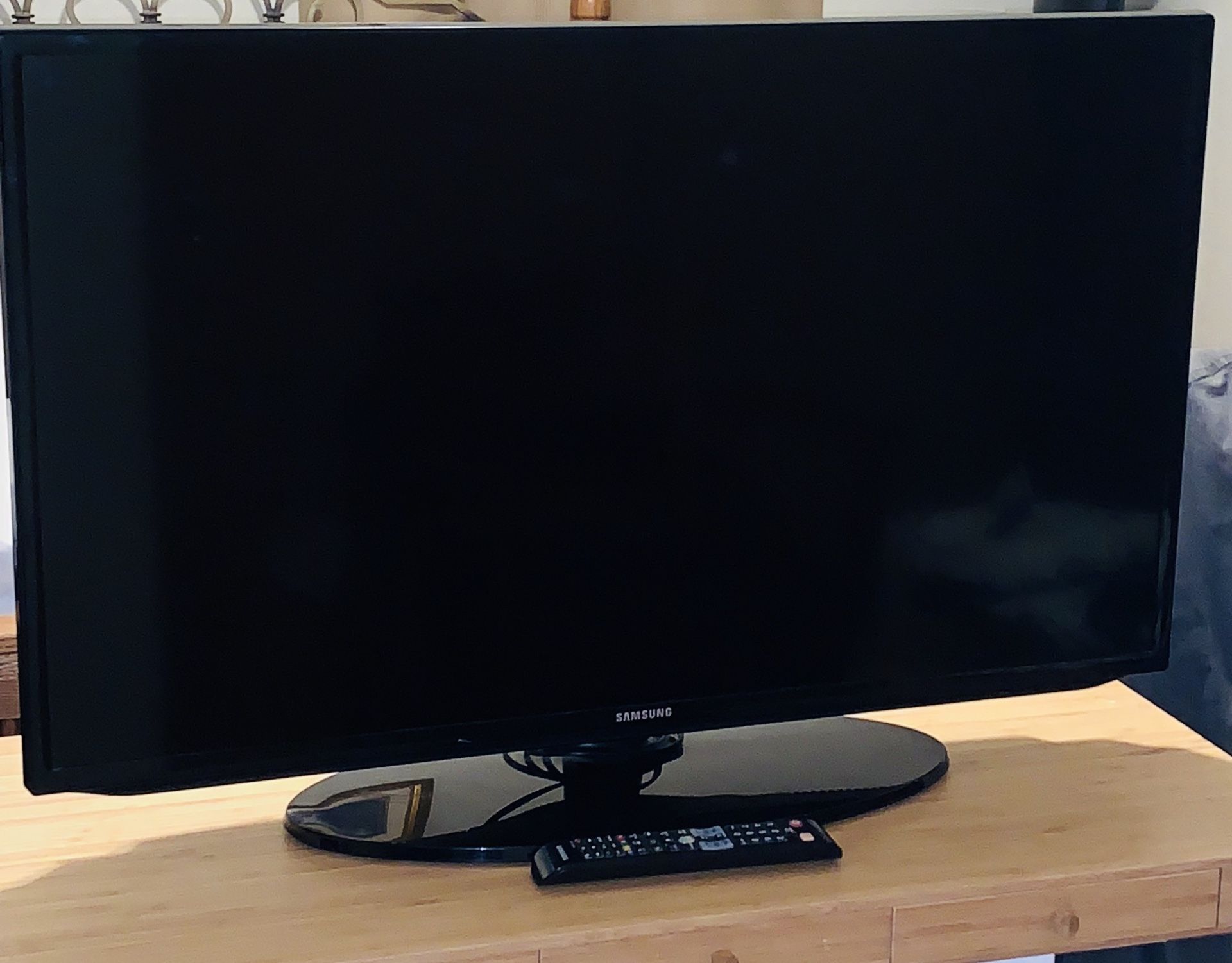 Samsung smart tv (UN40EH5300) 40Inch 1080p 60Hz LED Smart HDTV for