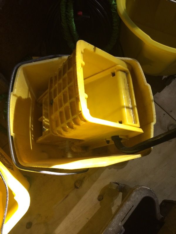 Mop bucket with wringer