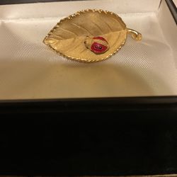 Vintage Goldtone Small Leaf With Ladybug Brooch  Thumbnail