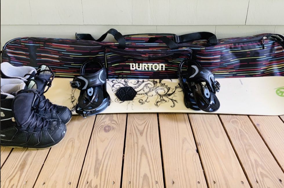 SALOMON SNOWBOARD WITH BURTON BINDINGS, BAG AND BOOTS