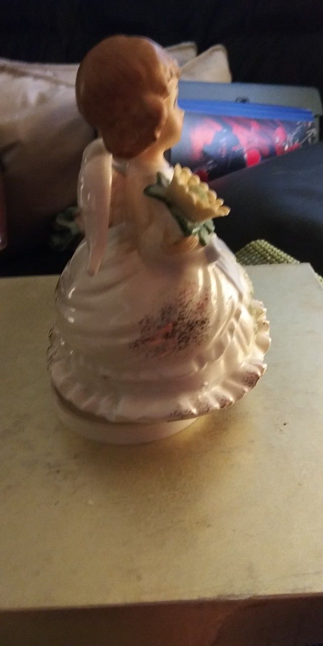 VINTAGE COLLECTIBLE LADIES MISS NOVEMBER CERAMIC PORCELAIN "HAPPY BIRTHDAY" MUSIC BOX MADE IN JAPAN