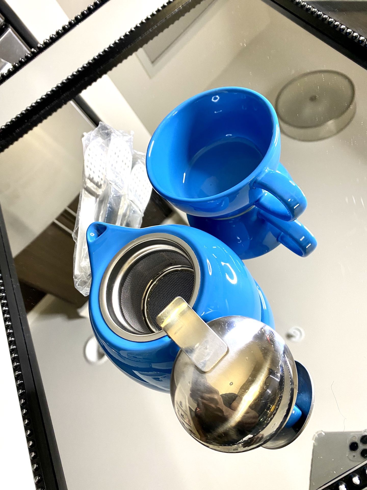 Porcelain tea pot with stainless steel infuser