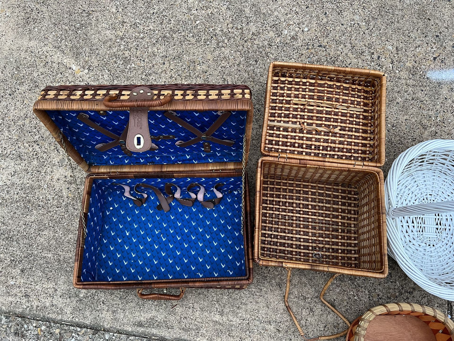 Big Lot Of Baskets