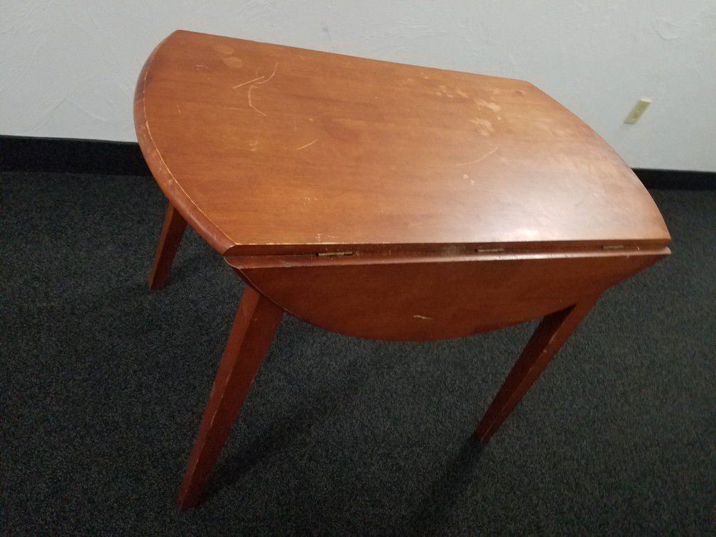 Small Raund Table With Dropdown Sides 