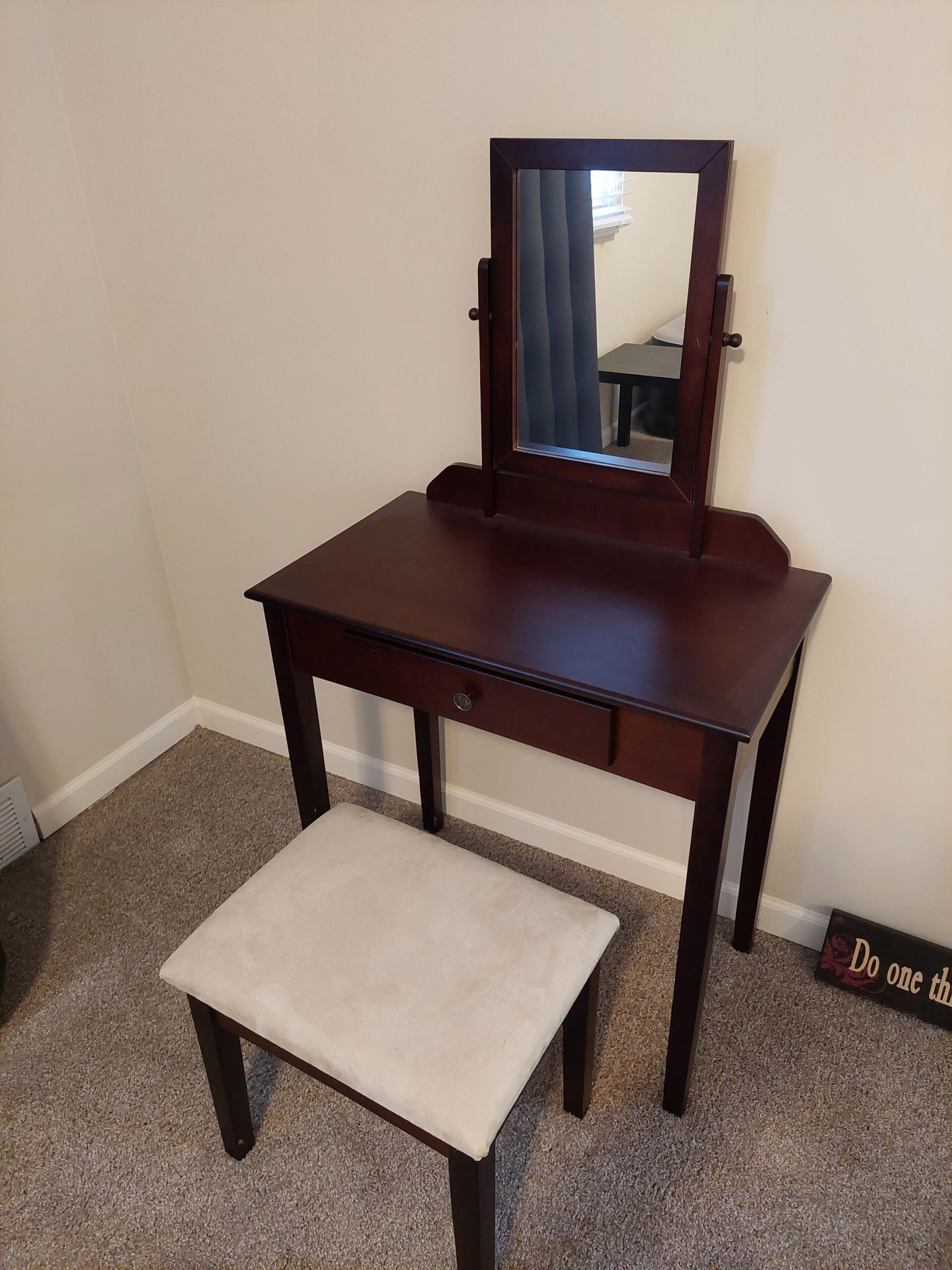 Vanity/desk-Great Condition- Perfect For Kids Or Teenager 