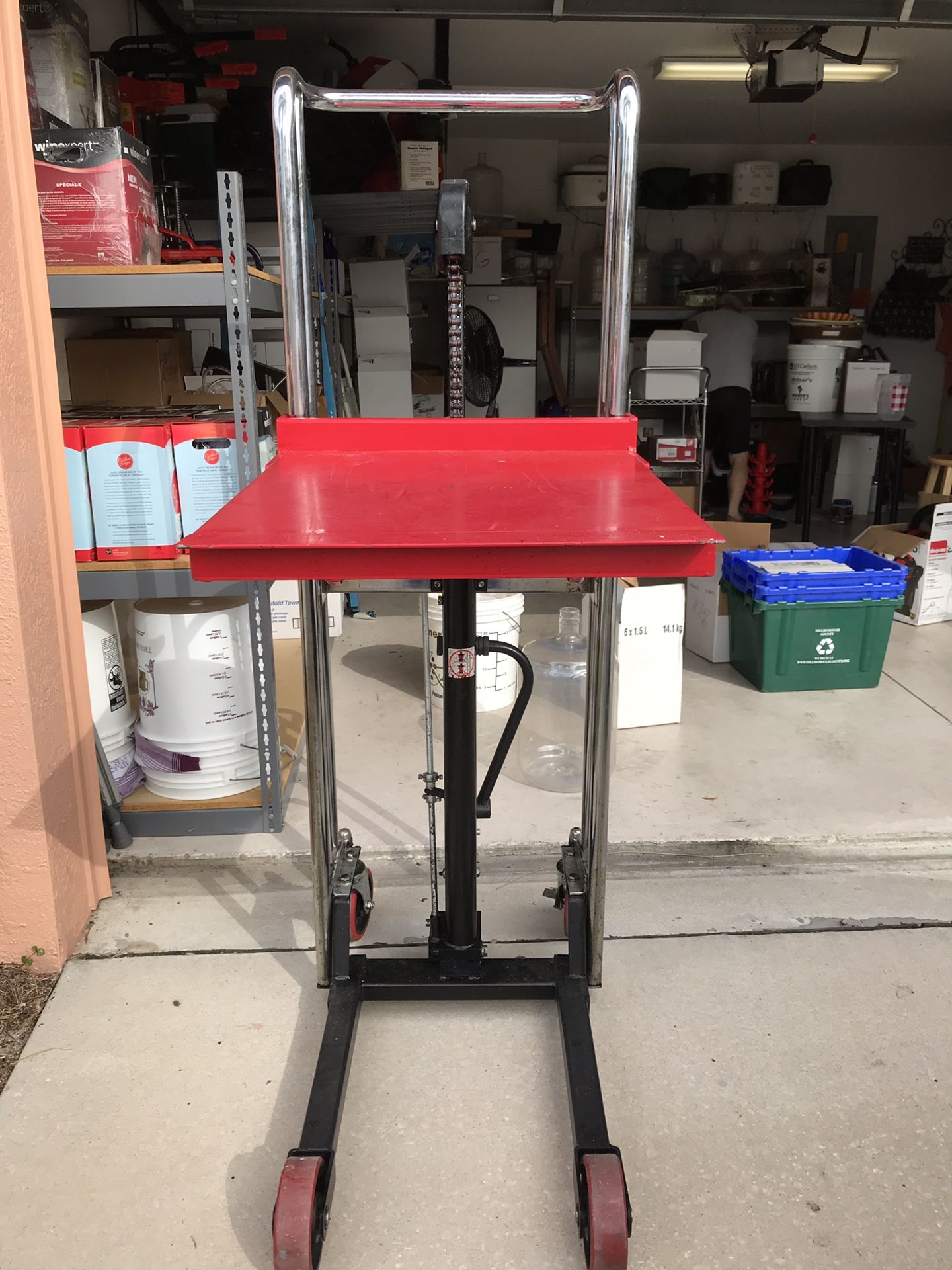 Hydraulic lift. Dayton Fork & Platform Lift Model 4ECX1. Will lift