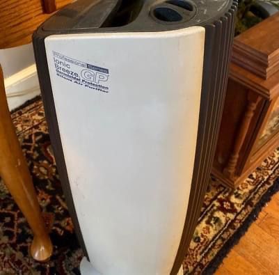 Sharper Image SI830 Ionic Breeze UV Light Air Purifier