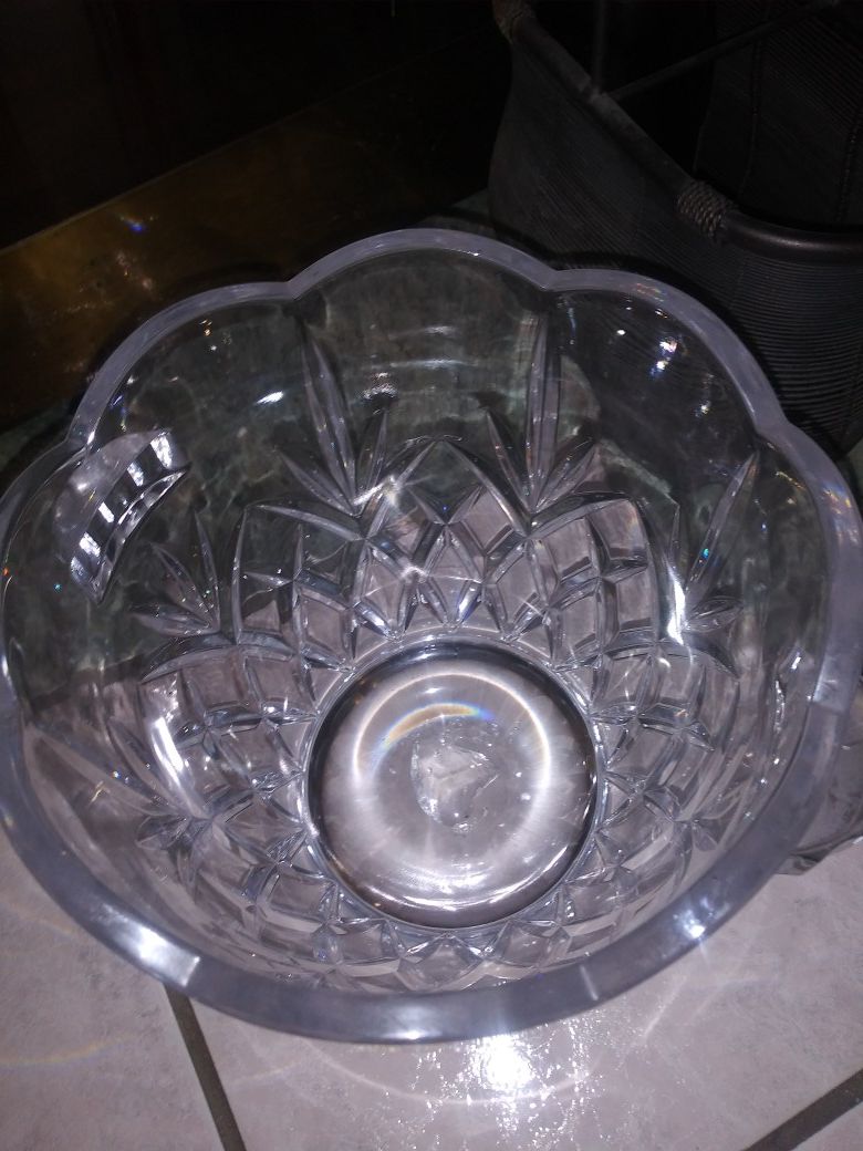 Crystal wine holder
