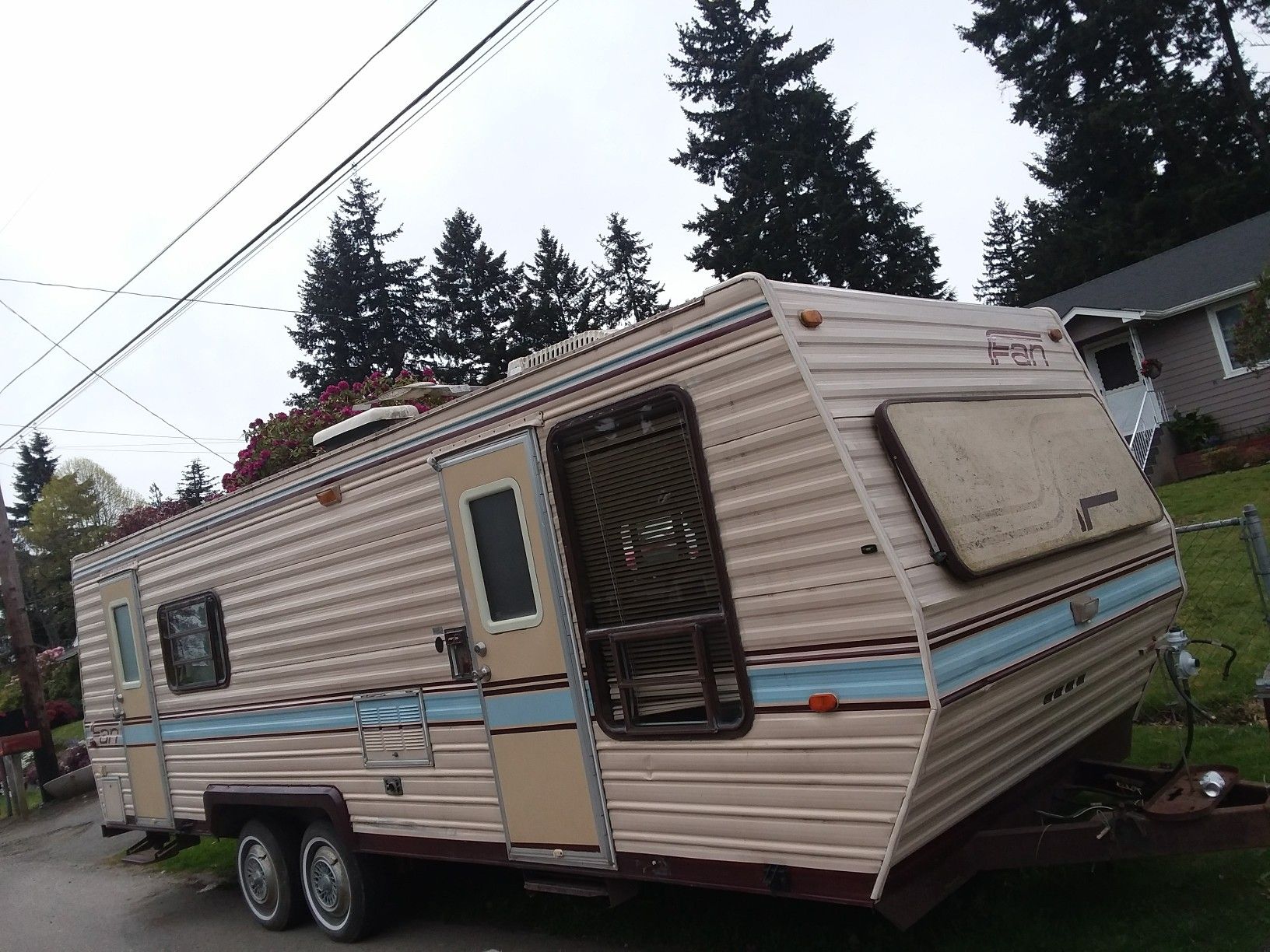 1985 fan travel trailer 27 ft for Sale in Everett, WA OfferUp