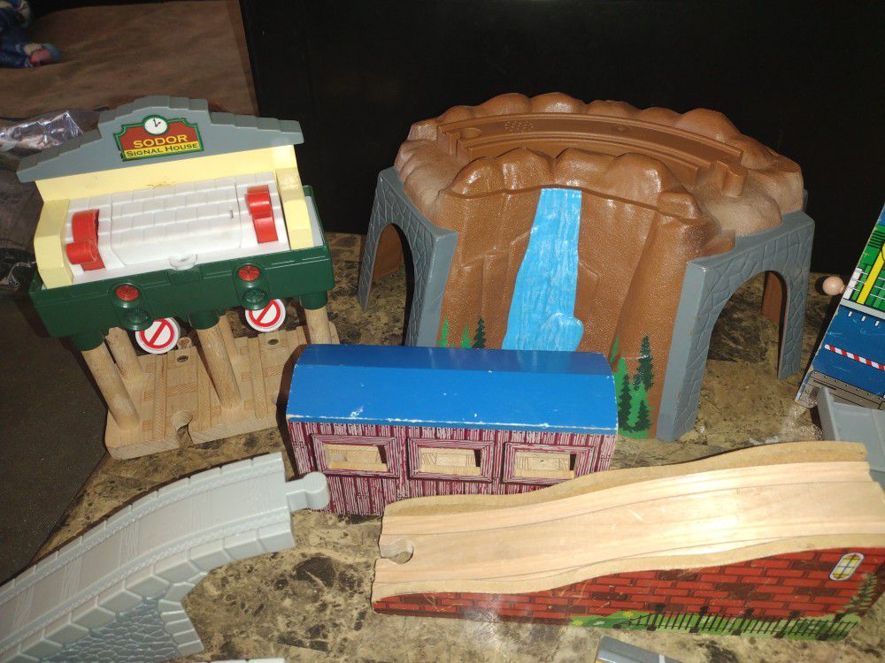 Authentic Thomas & Friends Wooden Train set 20 Train Characters All Sections Work With Sound And Lights Track Is Double Sided Over 150 Pieces