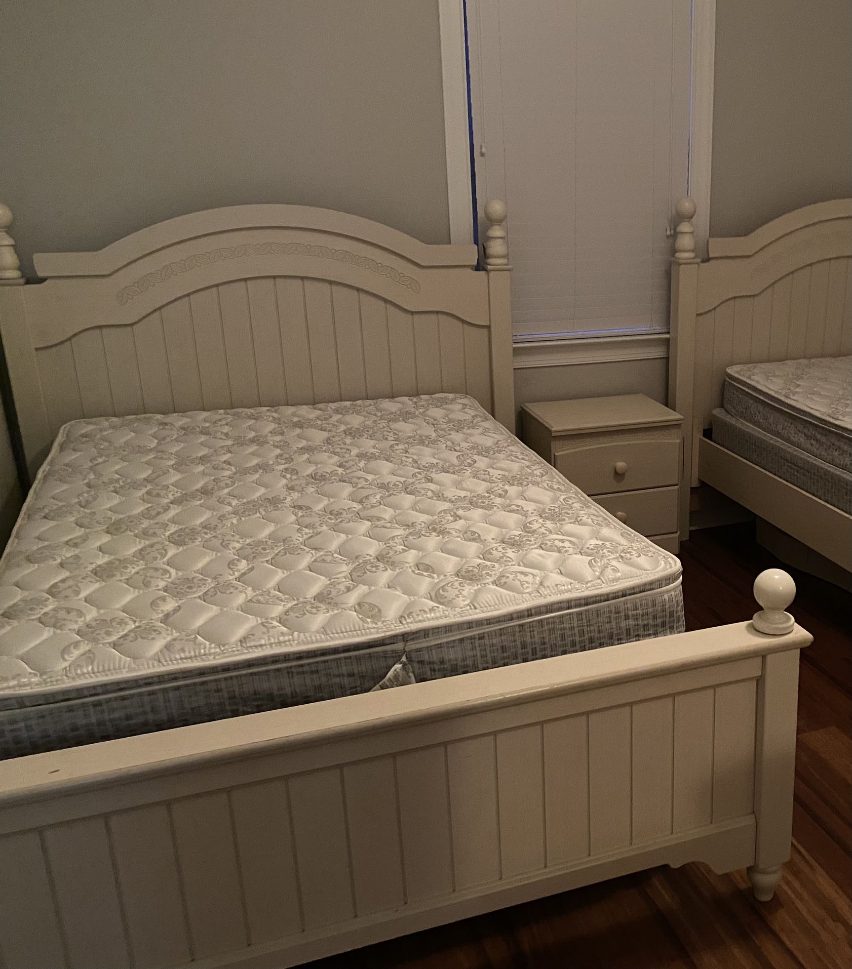 •3 piece Full bed set (Bed/Mattress, Nightstand and dresser)