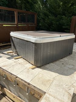 Hot Tub in fully working order,needs new framing,seats 6 Thumbnail
