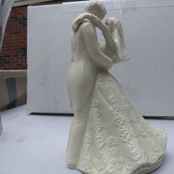 Bride And Groom Figurine Statue Thumbnail