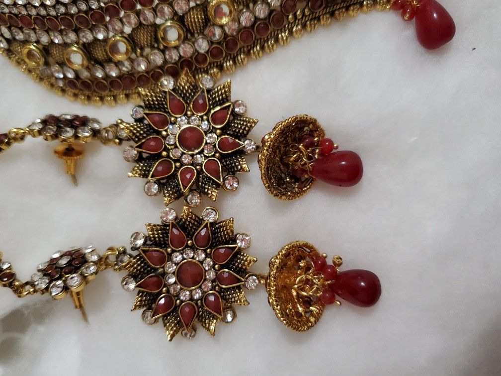 Traditional necklace set. 4pc