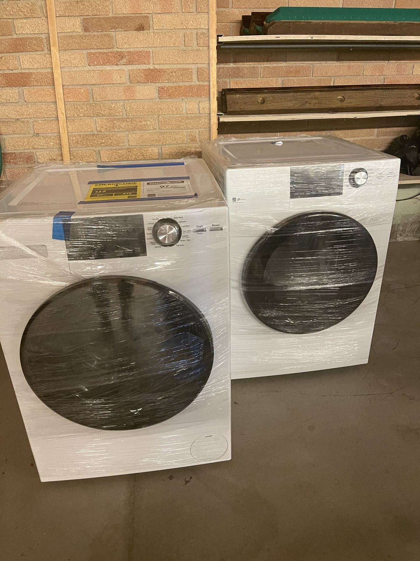 GE 2.4-cu ft High Efficiency Stackable Steam Cycle Front-Load Washer and dryer