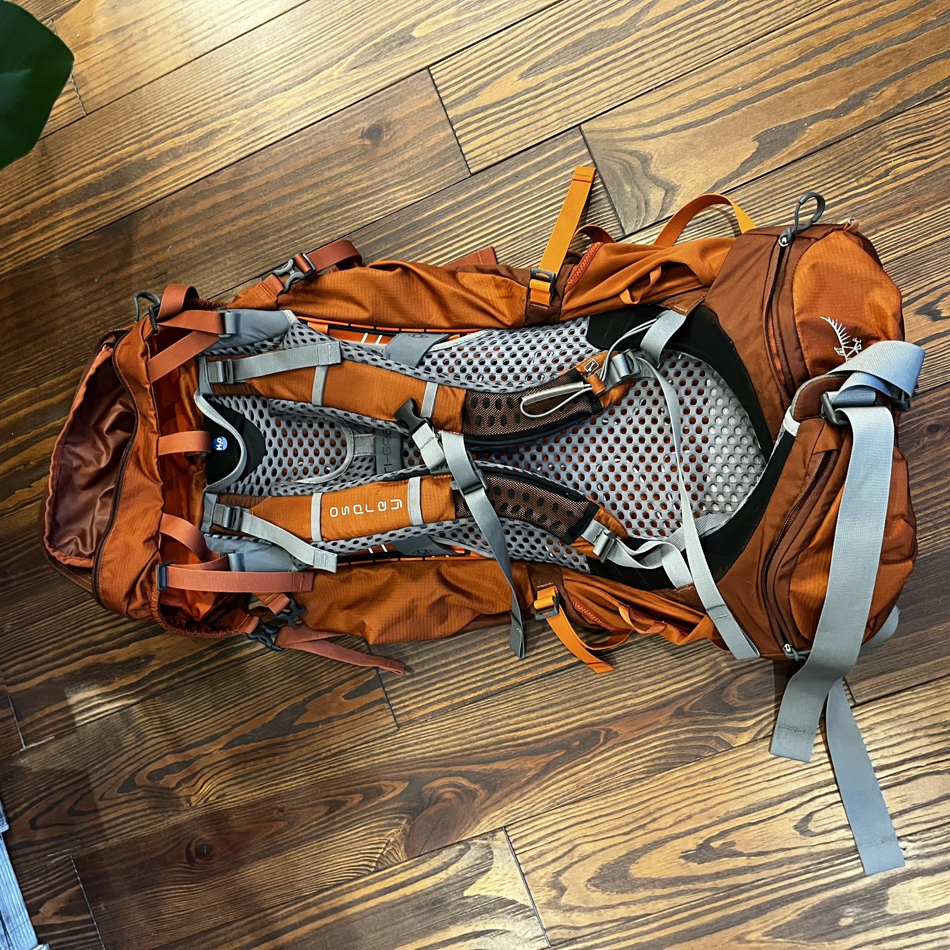 Osprey Atmos AG 50 Liters Hiking BackPack - Men's Size Medium