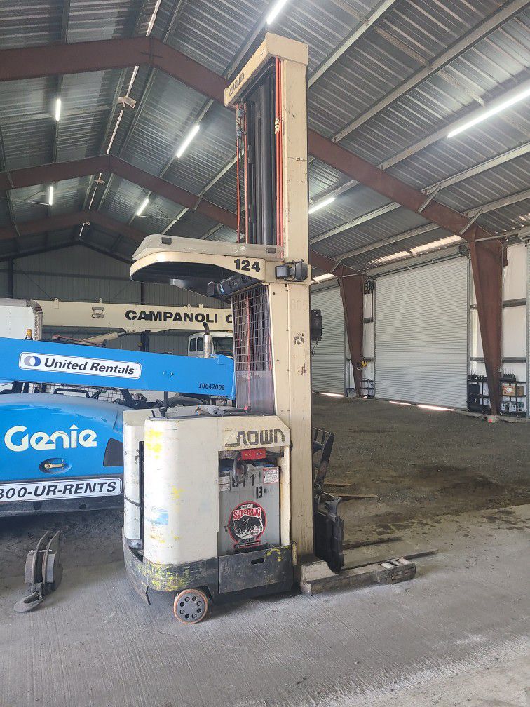 Crown Electric Forklift 