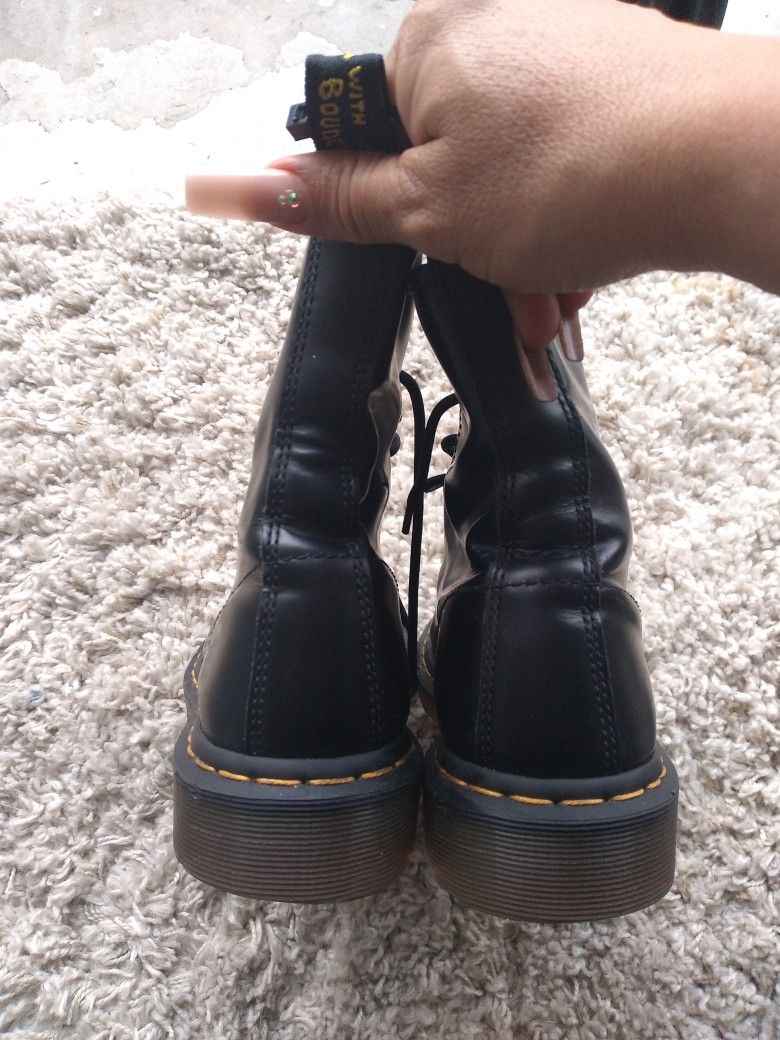Dr MARTIN BOOTS LITTLE USED VERY CONDITION