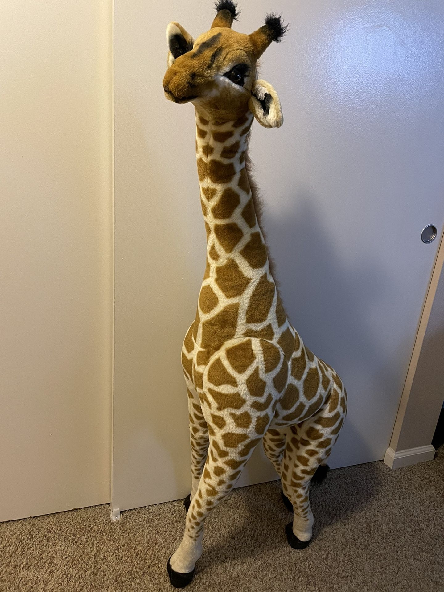 New Excellent Condition Almost 5 Ft Giraffe