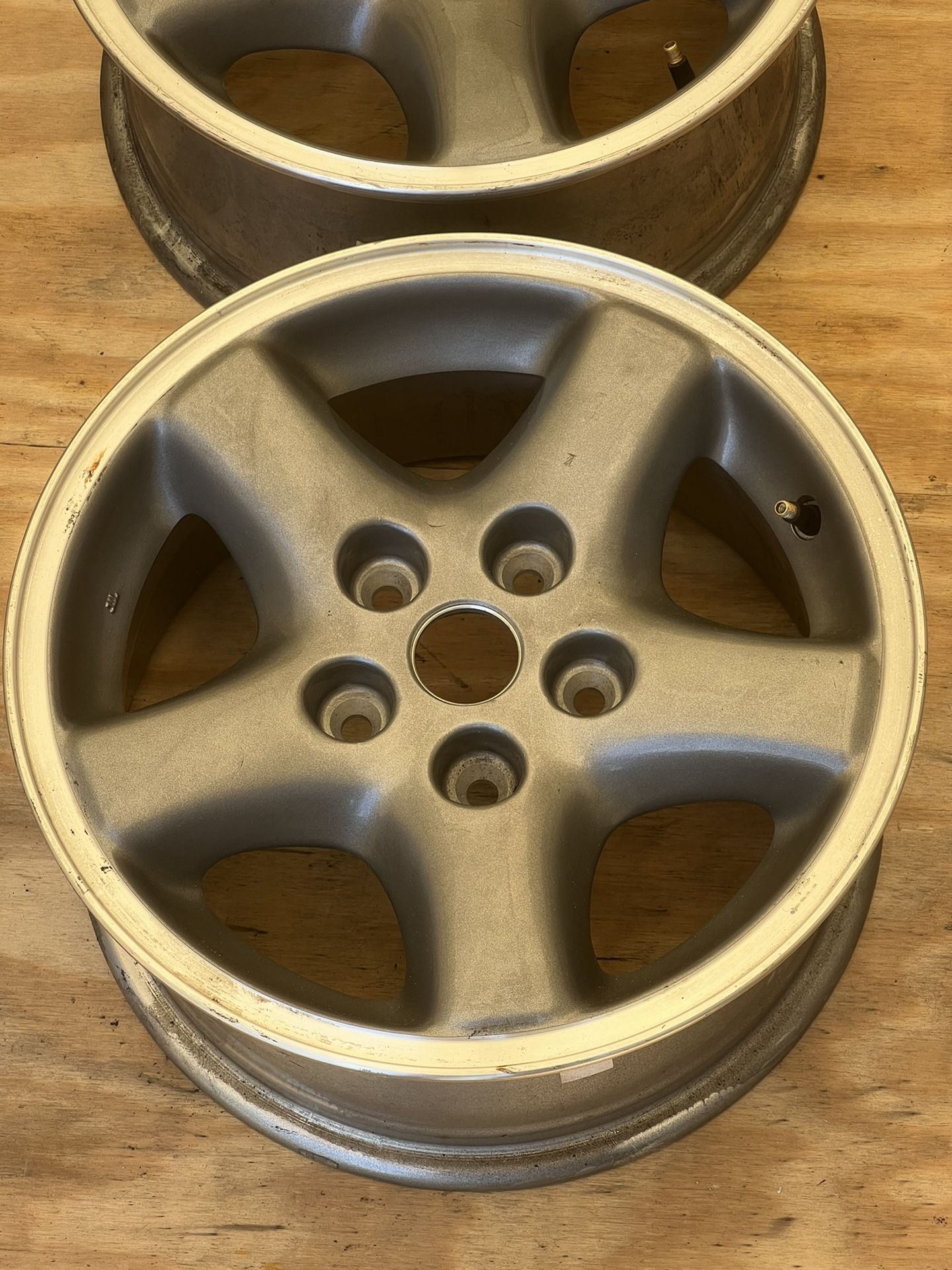 XJ Jeep Cherokee Classic model stock rim, and also fits TJ Jeep Wranglers