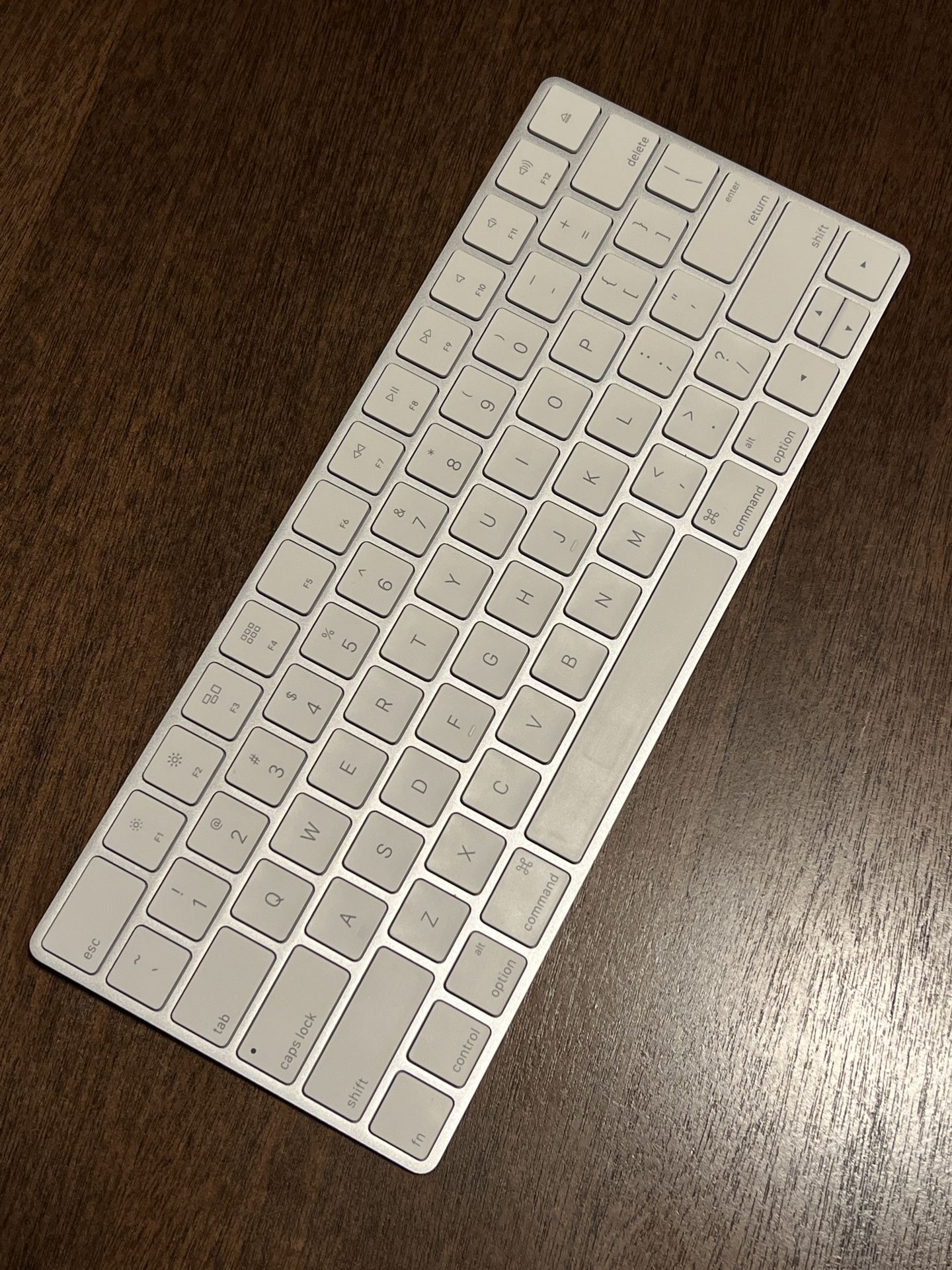Apple 🍎 Magic Keyboard 2 - like new condition 💰 original $99
