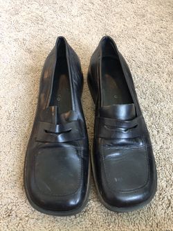 Black loafers - size 8.5 Thumbnail