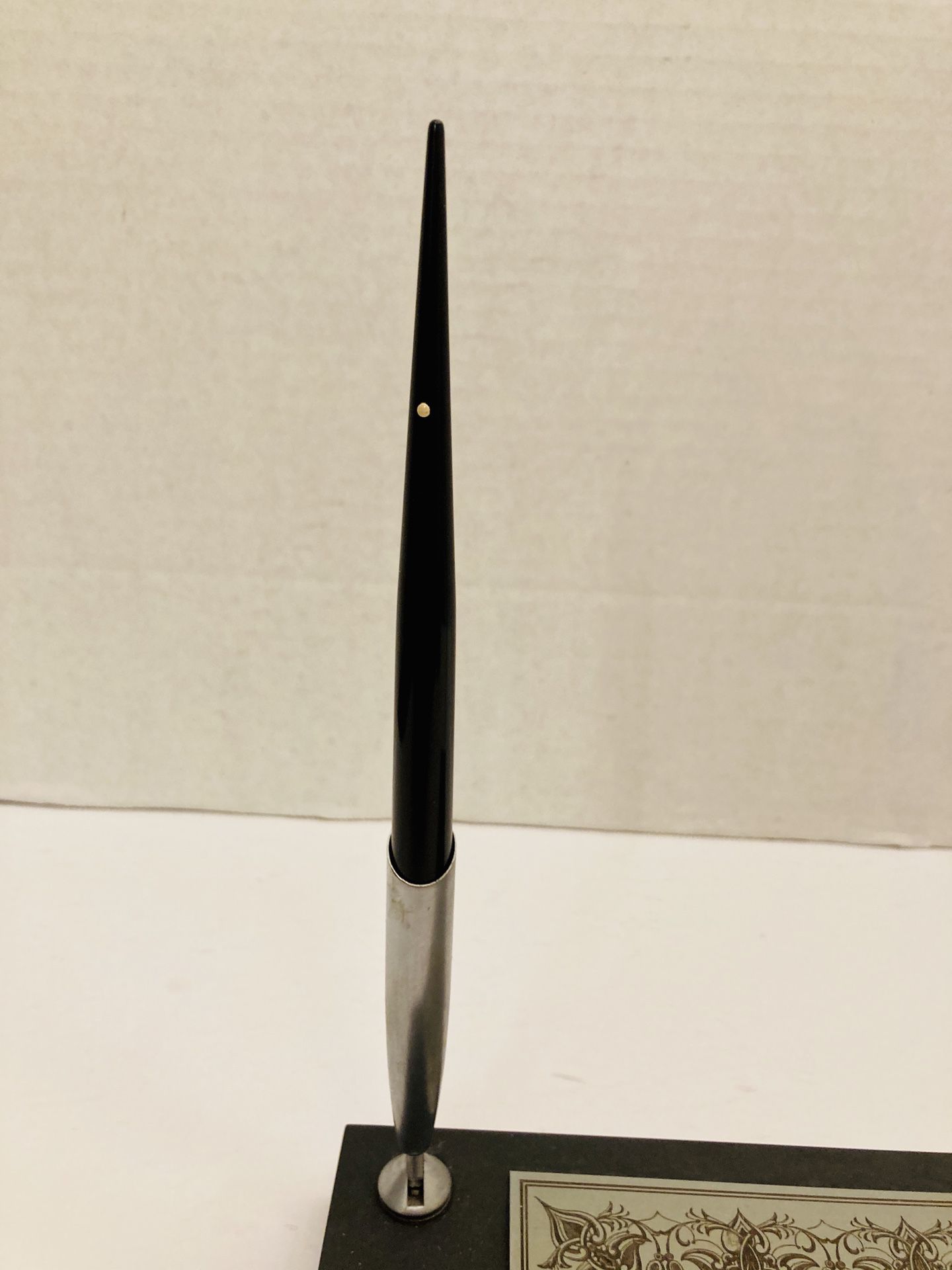 Vintage Rare Sheaffer Black Fountain Etched Scroll Design Marble Dual Pen Holder Set W/ 2 White Dot Pens