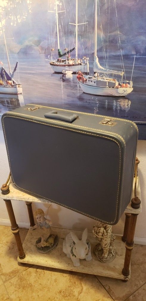 VINTAGE SET OF LUGGAGE