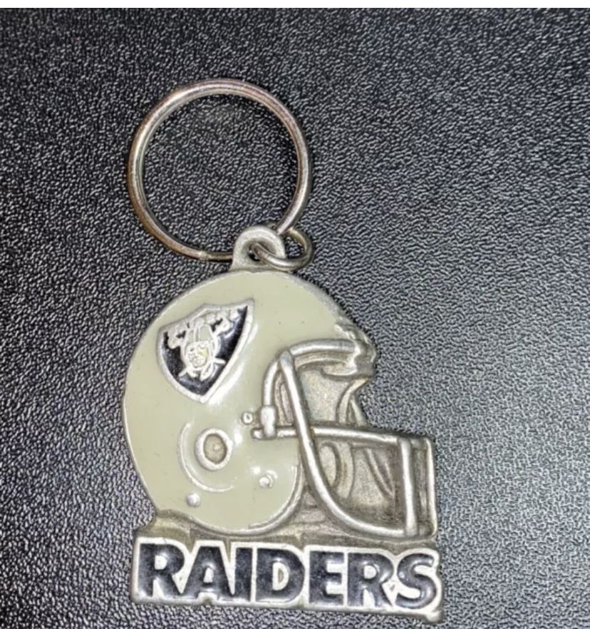 Vintage Oakland Raiders Helmet Key Chain. Made in USA Rare. Pewter
