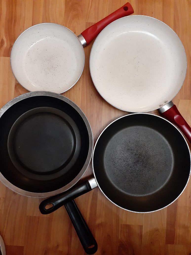 4 used pans - Wear Ever, T - Fal, Pedrini