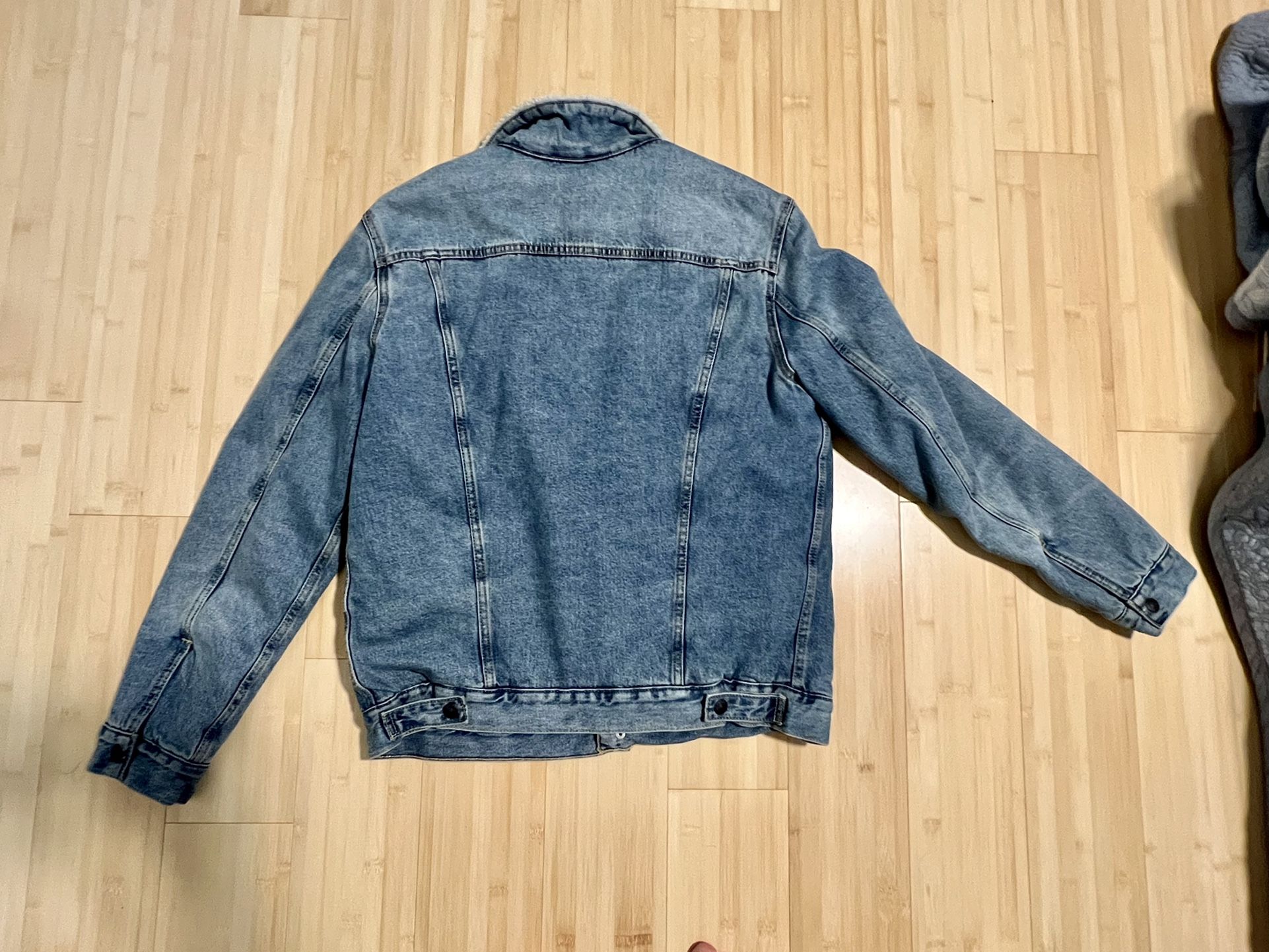 Levi’s Mens Sherpa Trucker Denim Jacket (size L) - Light Wash D