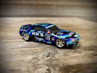 CUSTOM 1:64 HKS Nissan Skyline R32 - Hot Wheels (Lowered + camber with upgraded 7-spoke gold wheels with chrome lip) Thumbnail