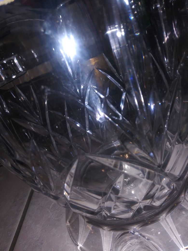 Crystal wine holder