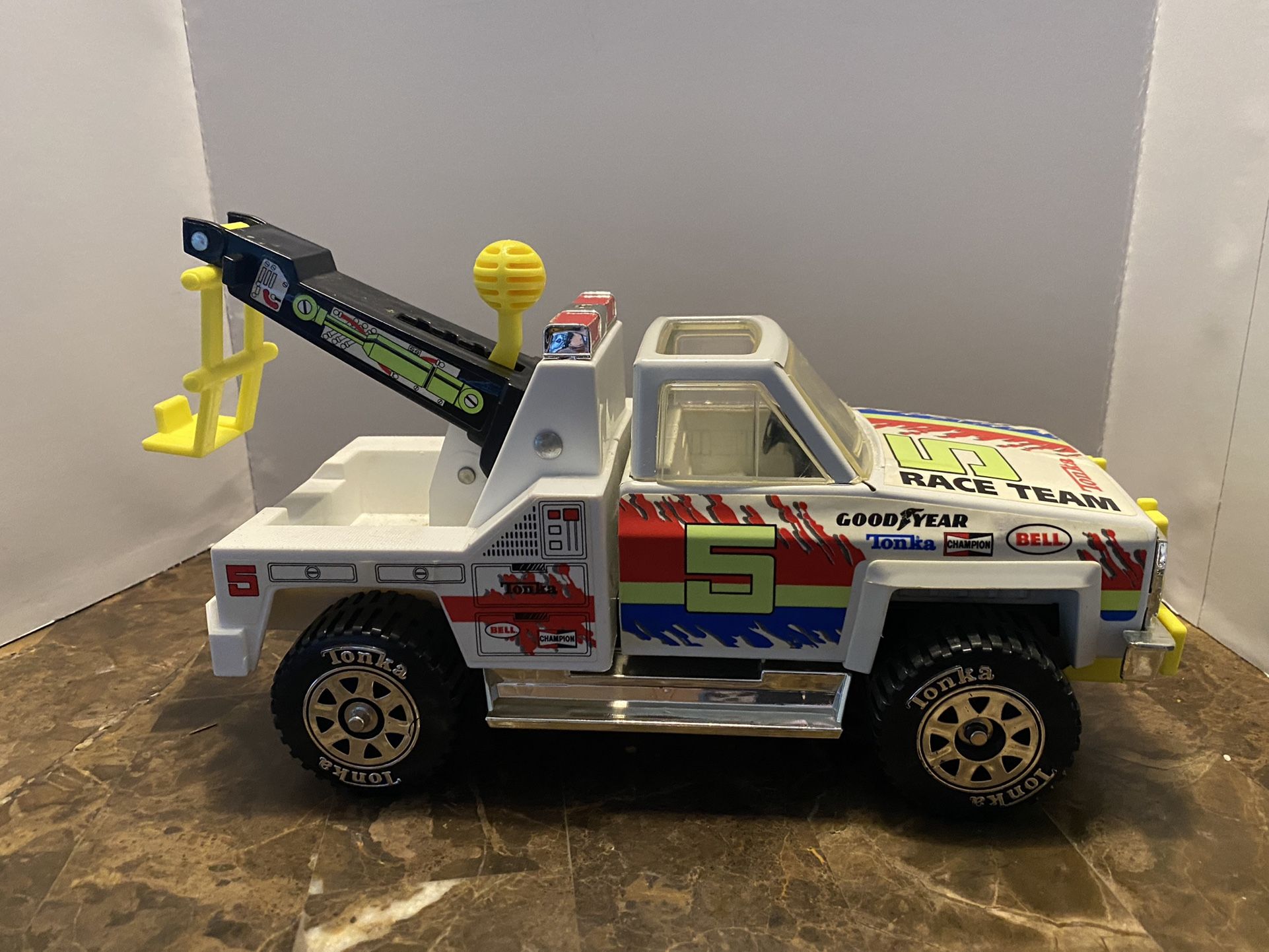 Vintage 1983 Large Tonka tow truck wrecker great condition colors Race Team 5. Measures 14” long.
